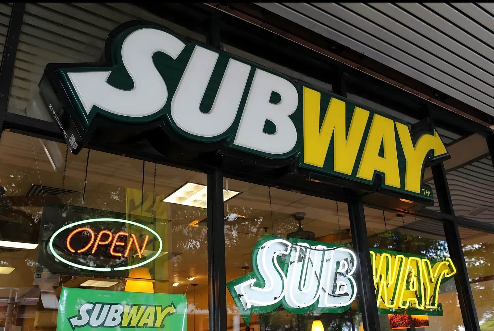 Irmãos são indiciados por desviar US$ 80 mi de franqueados da Subway
