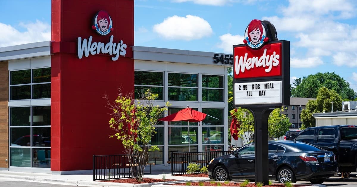 Maior franqueado do Wendy's pede falência após fechar 60 lojas