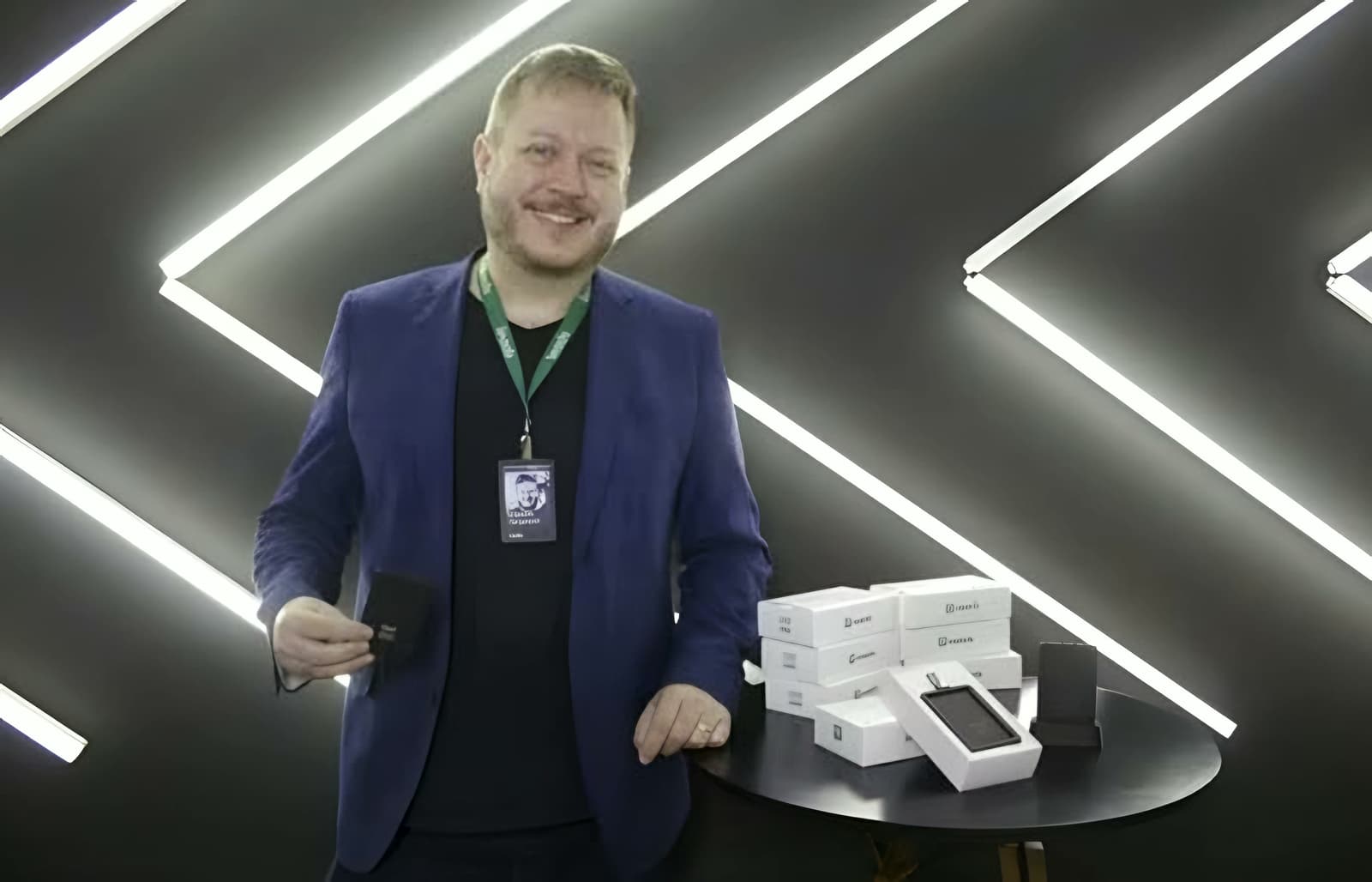 Franquia de tecnologia sem ponto físico aposta no crachá com IA