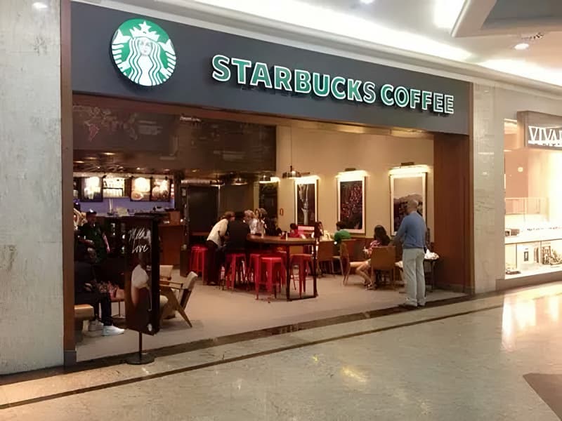 Starbucks fecha 250 cafeterias e reduz expansão em 30% para 2026-2027