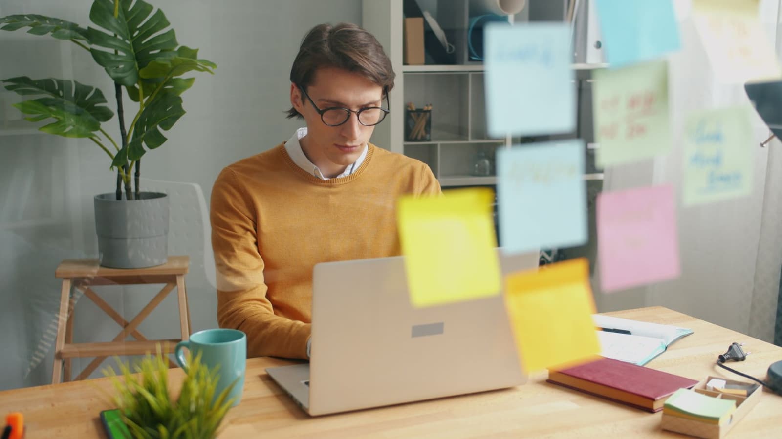 Geração Z compra franquias home-based para evitar vagas que a IA ameaça